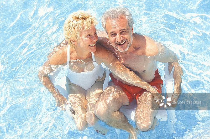 幸福情侣在游泳池里图片素材