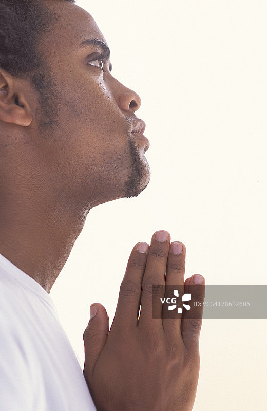 祈祷的男人图片素材