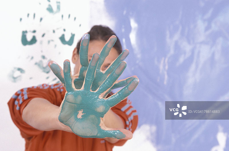 女人用脏兮兮的手遮住脸图片素材