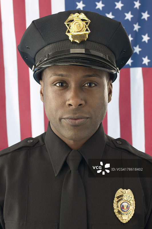 美国警察在美国国旗前图片素材