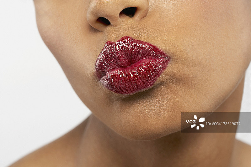 撅嘴的女人图片素材