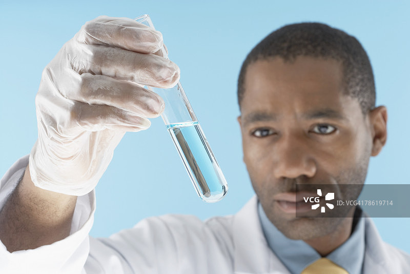 分析样品的实验室技术员图片素材