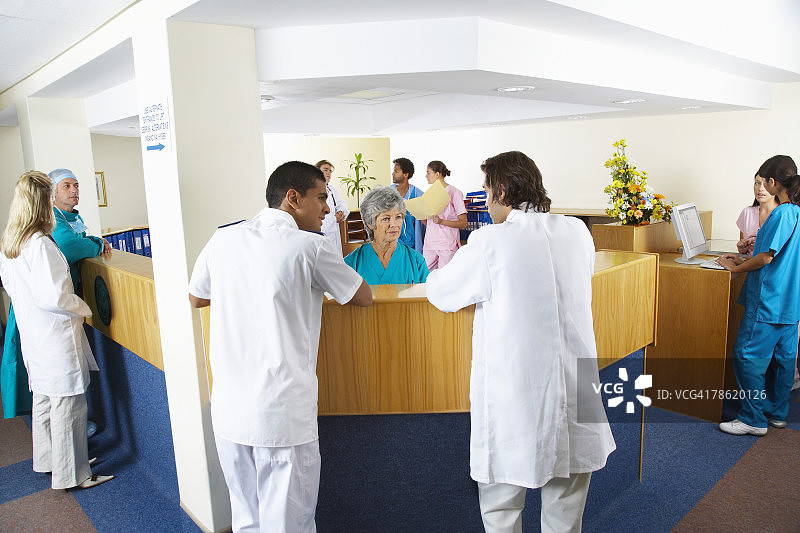 医院接待处的工作人员图片素材