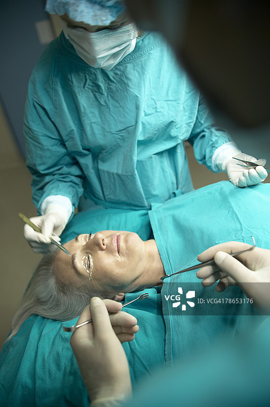 医生们进行眼睑手术图片素材