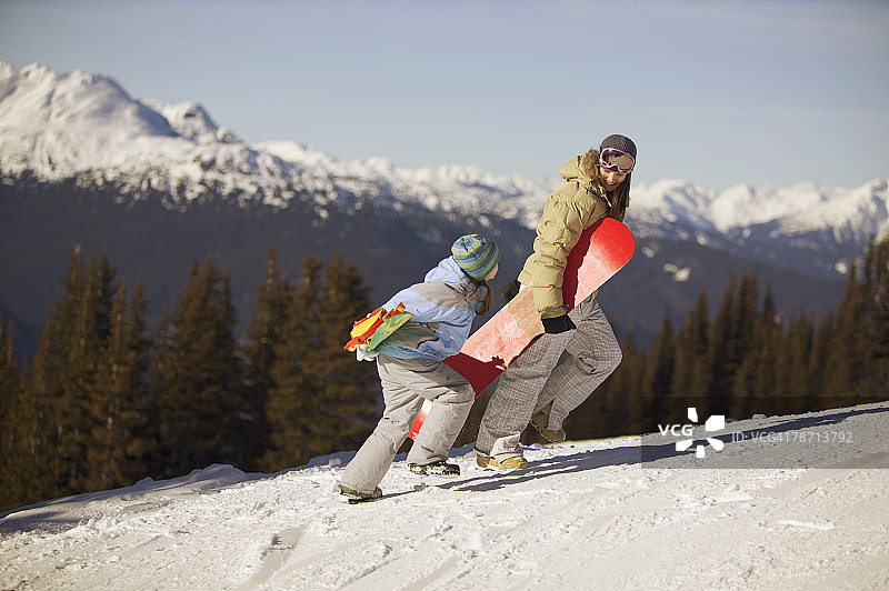 carrying Snowboards图片素材