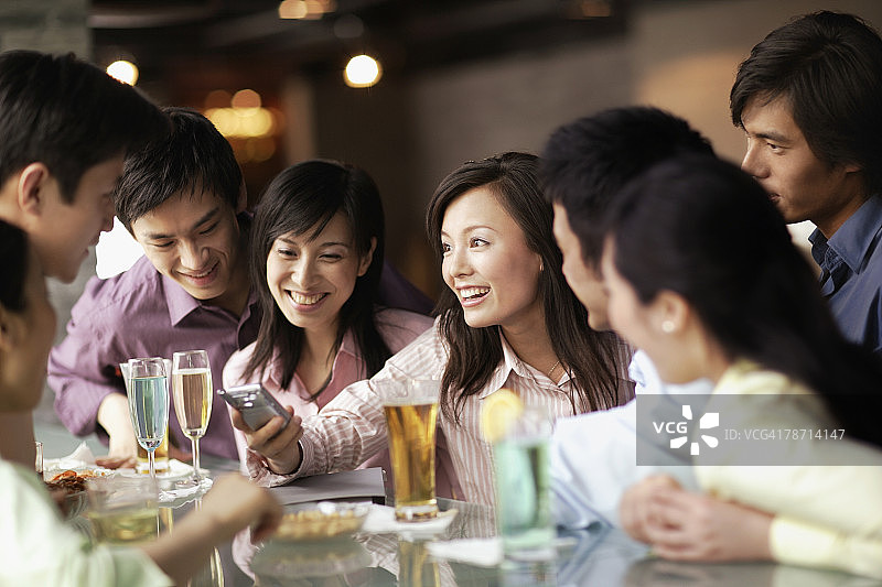 在酒吧社交的快乐朋友群体图片素材