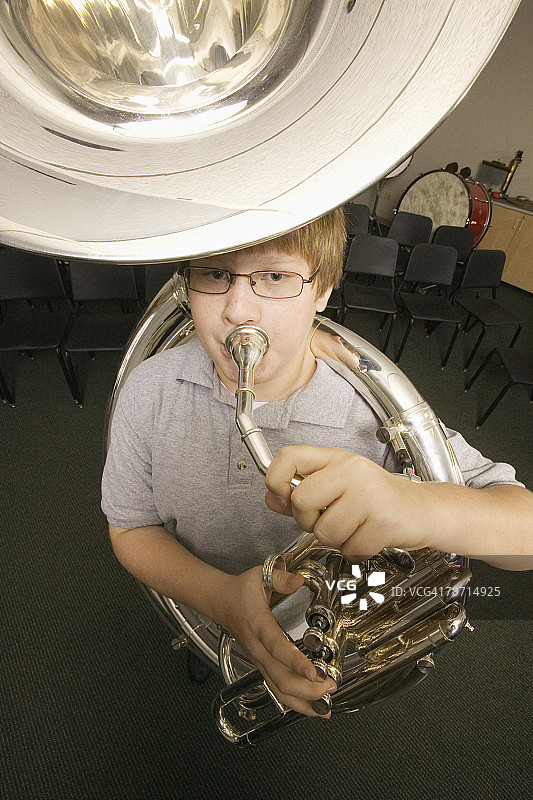 演奏低音萨克斯号的青少年图片素材