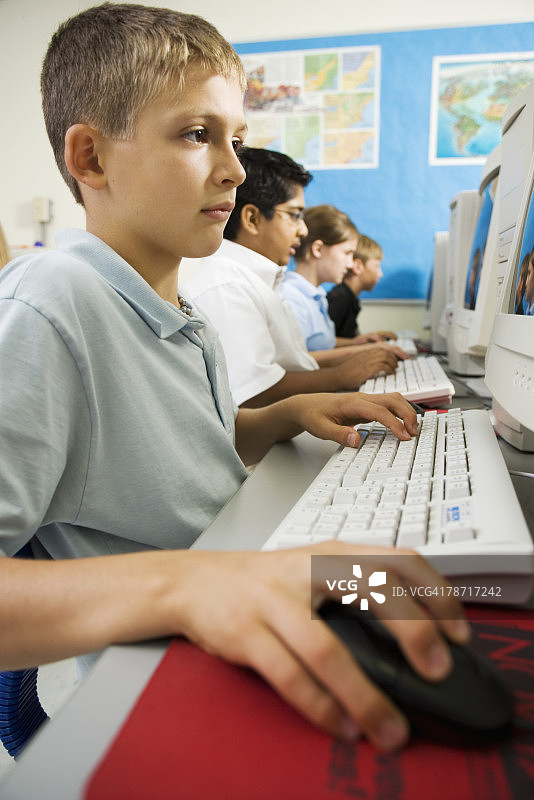 使用电脑的学生图片素材