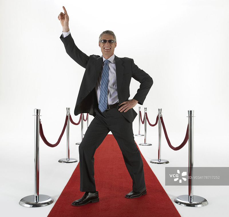 男人在红地毯上跳舞图片素材