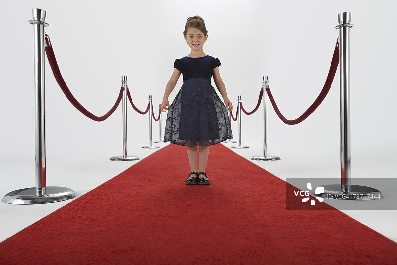 在红地毯上的小女孩图片素材
