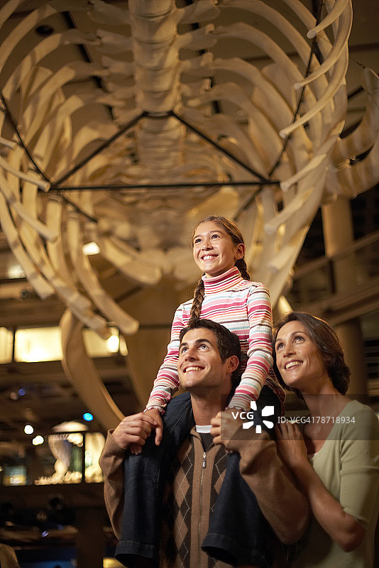 一家人参观博物馆展览图片素材