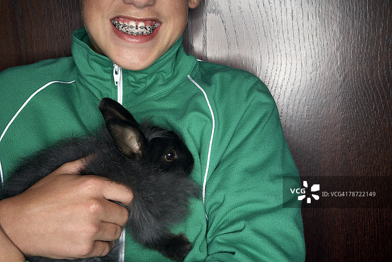 抱着兔子的男孩图片素材