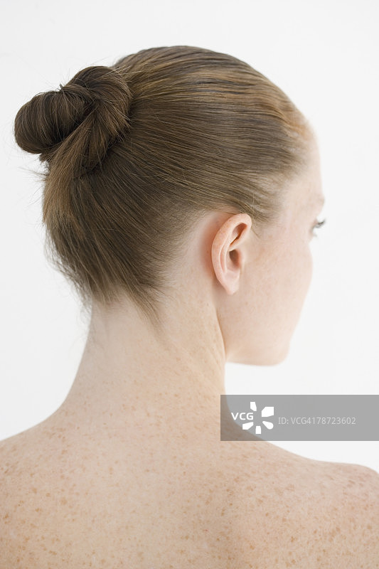 年轻女子向远处看图片素材