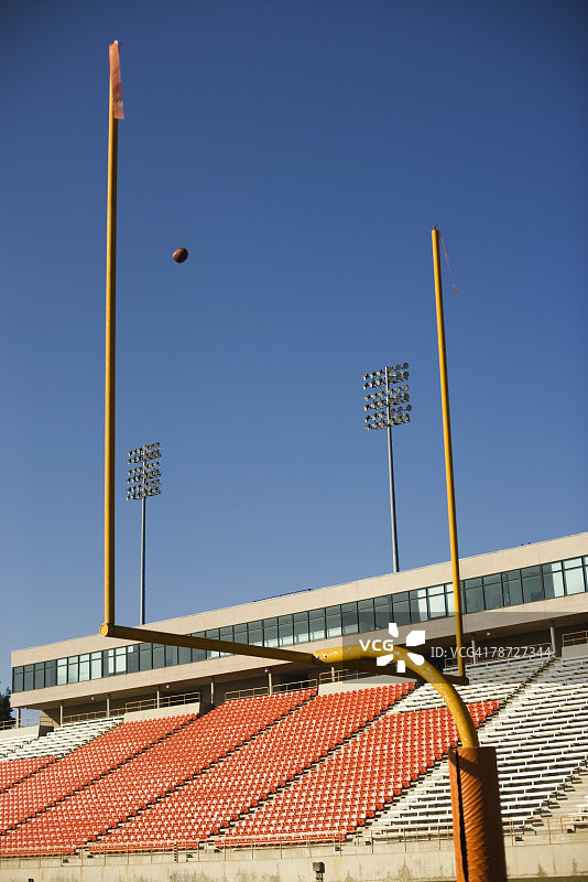 飞过球门柱的足球图片素材