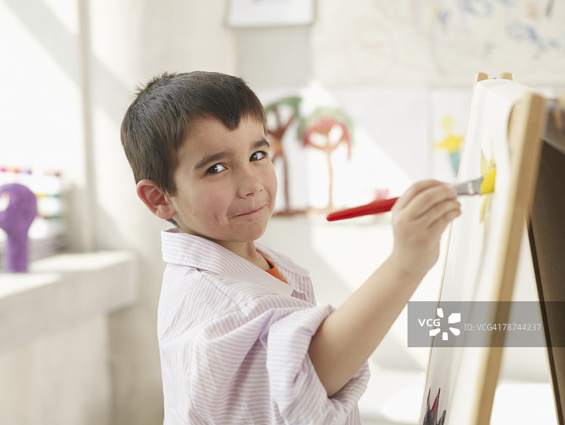 美术课上的男孩图片素材