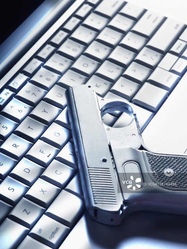 电脑键盘上的手枪图片素材