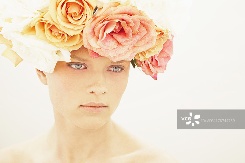 头戴花环的少女图片素材