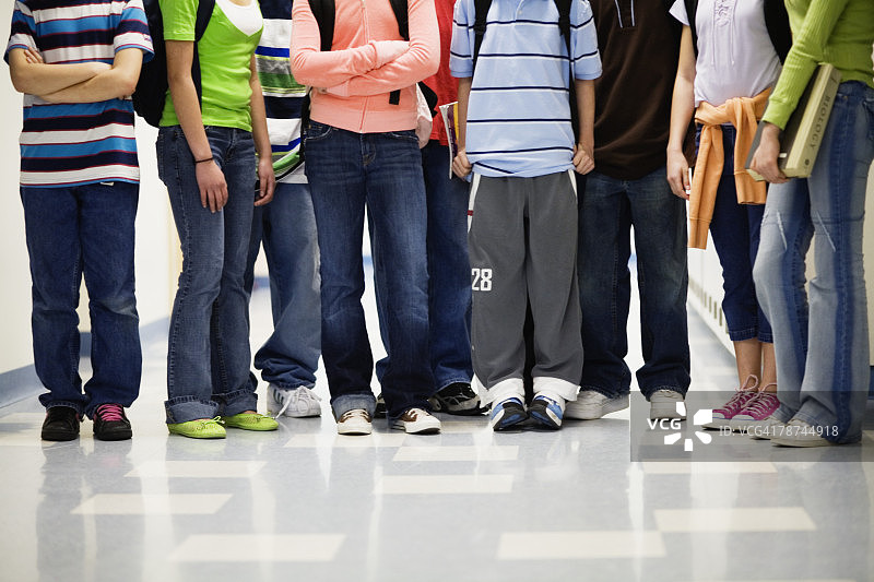 学校走廊里的孩子们图片素材
