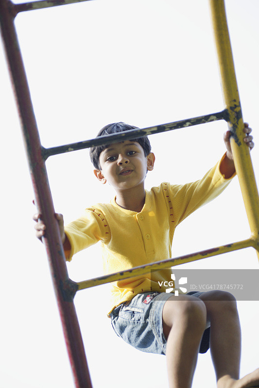 在攀爬架上的男孩图片素材