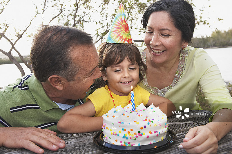 爷爷奶奶和孙子庆祝生日图片素材