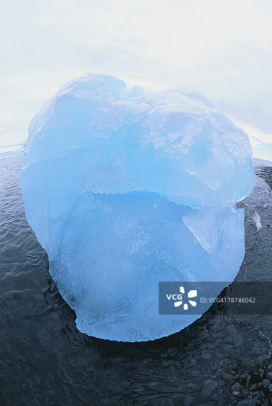 冲上海岸的冰山图片素材