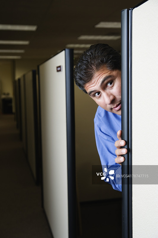 躲在隔间里的男人图片素材