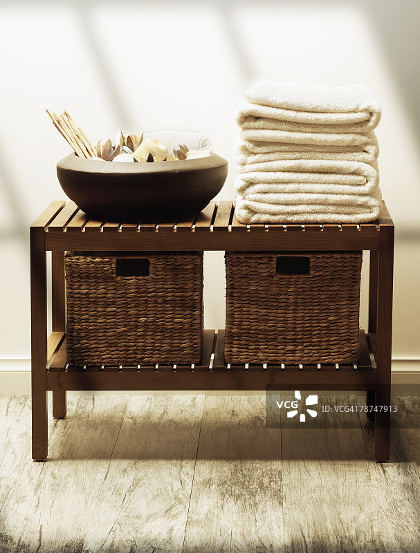 带有毛巾和碗的桌子图片素材