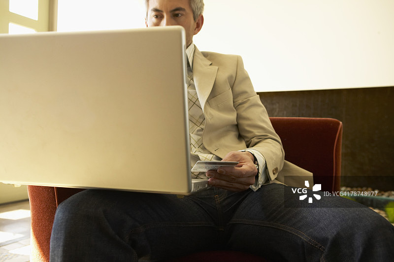 使用笔记本电脑的男人图片素材
