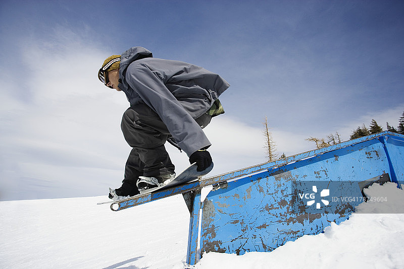 在栏杆上滑雪的滑雪者图片素材