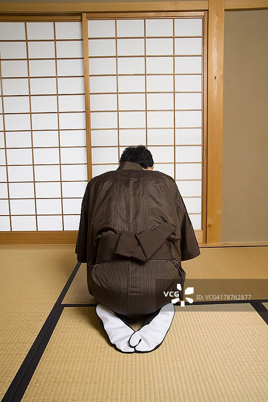 男人鞠躬的背影图片素材