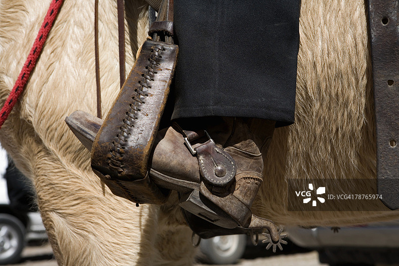 男子脚踩马镫的细节图片素材