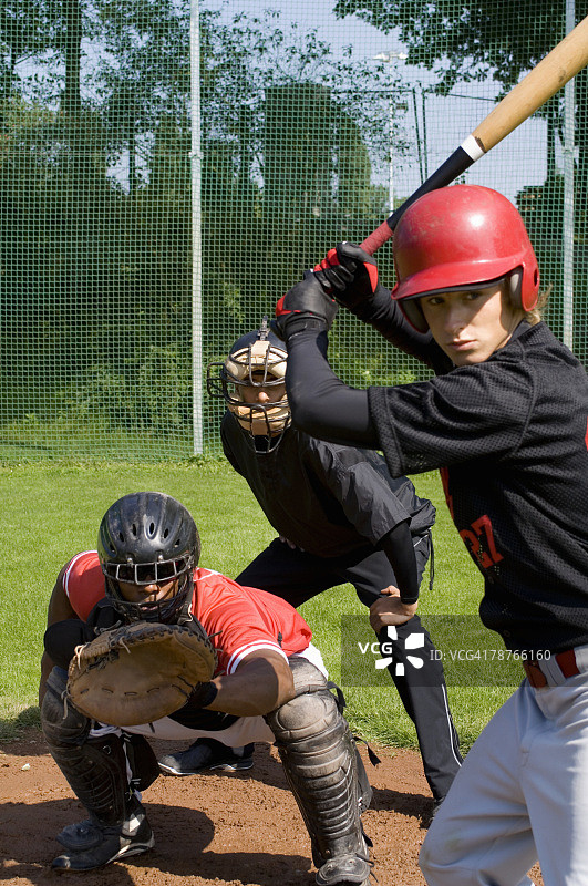 棒球击球手站在棒球捕手和裁判员面前图片素材