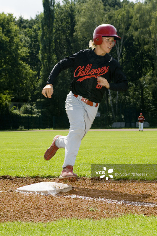 跑垒中的棒球运动员图片素材