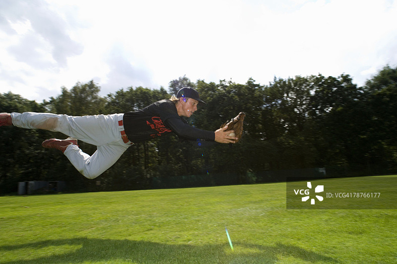 棒球运动员飞身接球图片素材