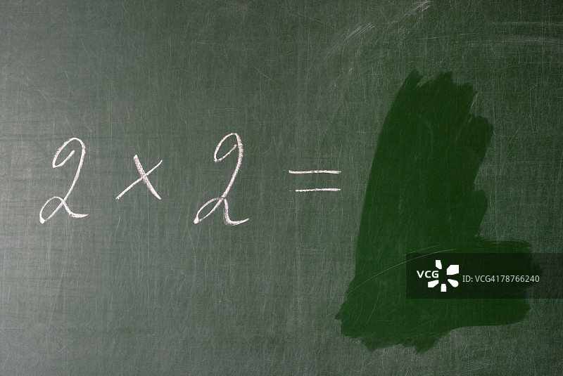 黑板上的乘法题图片素材