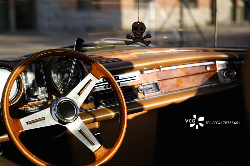 老式汽车的方向盘和仪表盘图片素材