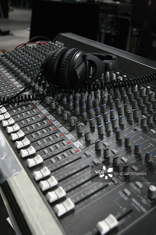 音频混音设备上的耳机图片素材