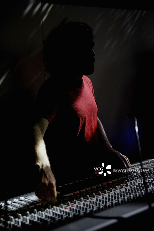 调音台后面的男人图片素材