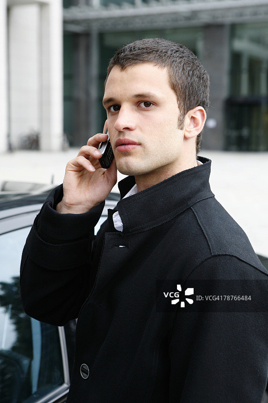 正在使用手机的青年男人图片素材