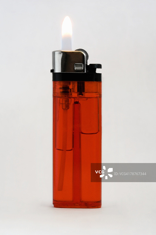 带有火焰的打火机图片素材