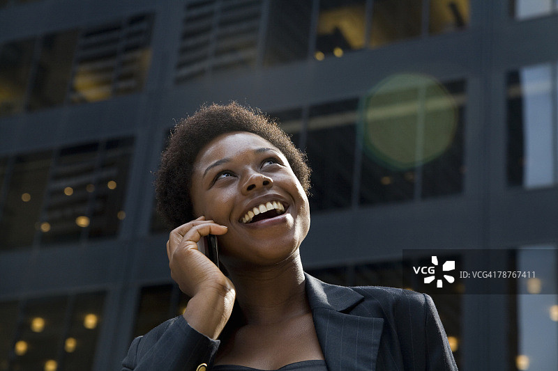 女商人在市中心使用手机图片素材