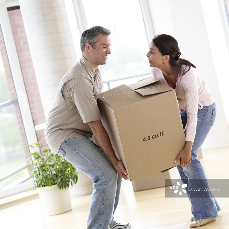 情侣搬家图片素材