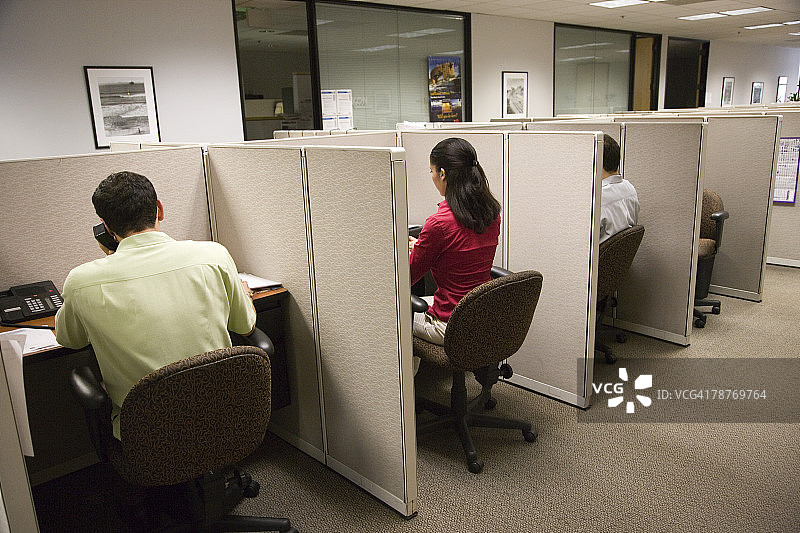 呼叫中心隔间里的上班族图片素材