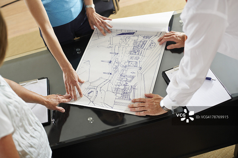办公室工作人员查看建筑平面图图片素材