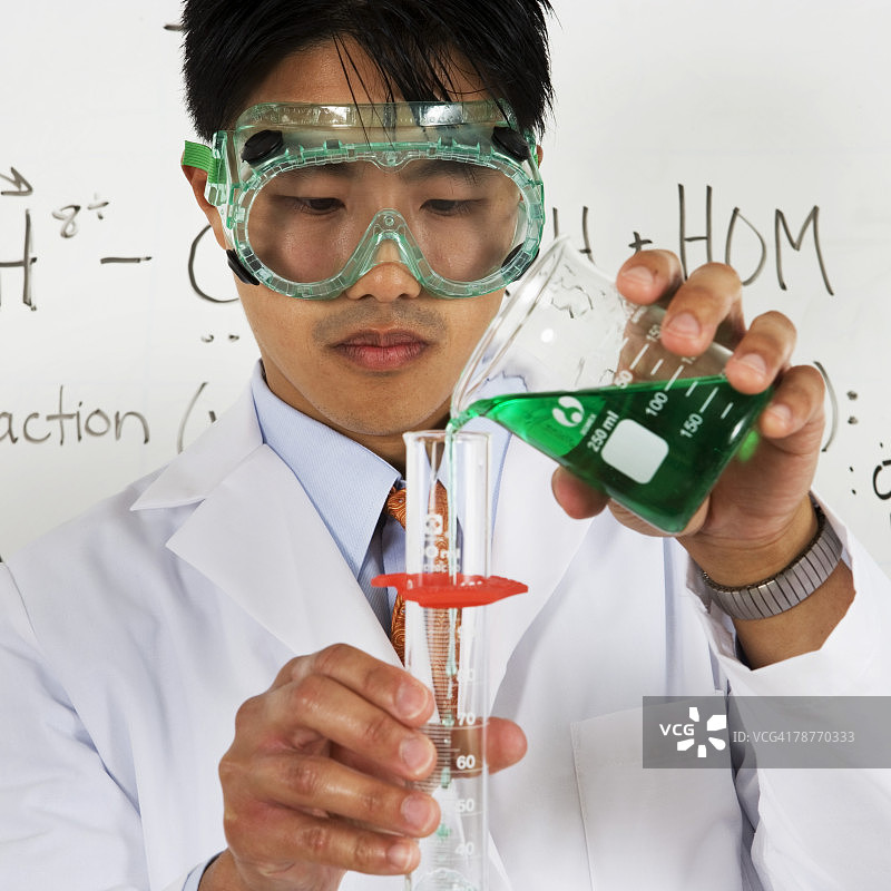 科学家倾倒液体图片素材
