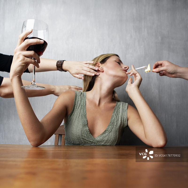 享受呵护的女人图片素材