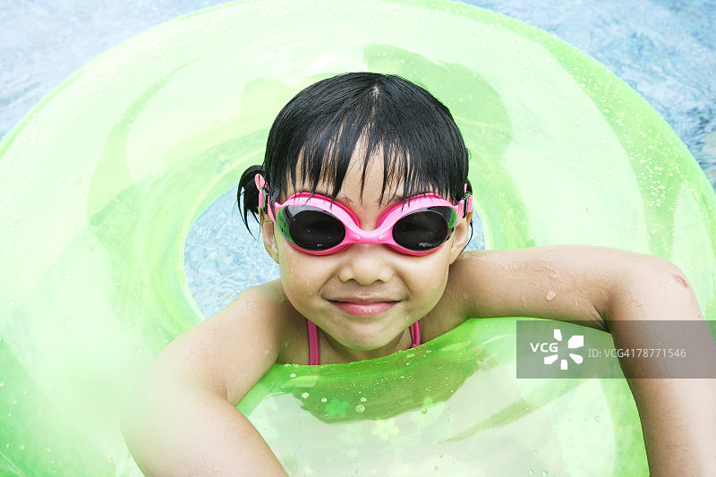 在户外泳池拿着游泳圈的女孩图片素材