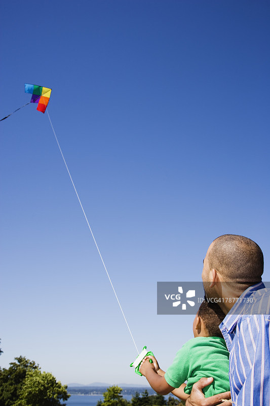 父子放风筝图片素材