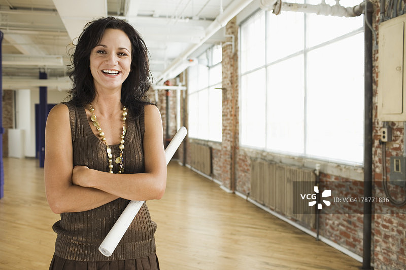 站在阁楼里拿着图纸的女人图片素材