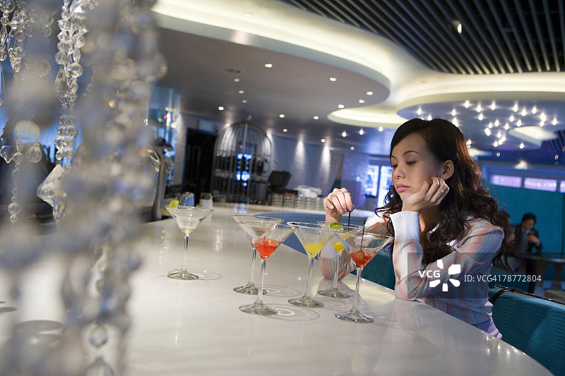 独自喝马提尼的亚洲女人图片素材